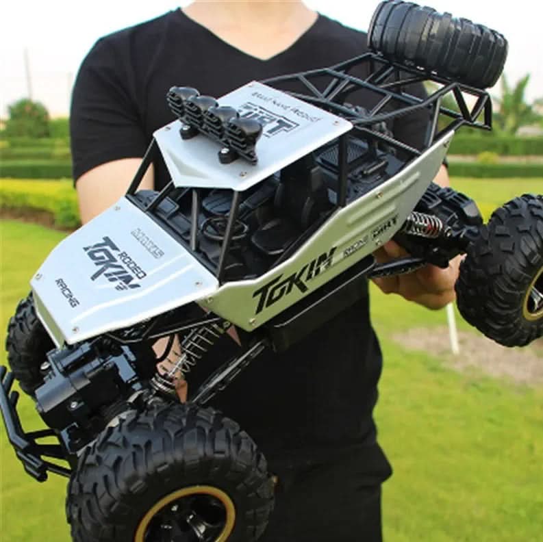 משאית מפלצתית על שלט ThunderRidge X4 — הנעת 4x4 לכל שטח