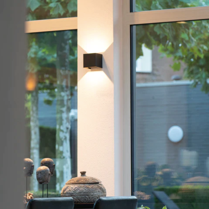 Moderne væglampe — elegant silhuet, blød belysning