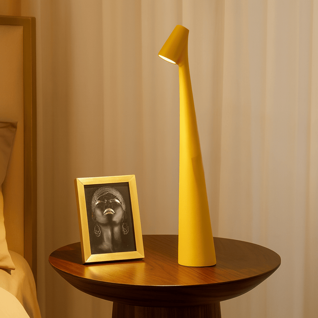 Genopladelig bordlampe i metal — stilfuldt ledningsfrit stemningslys