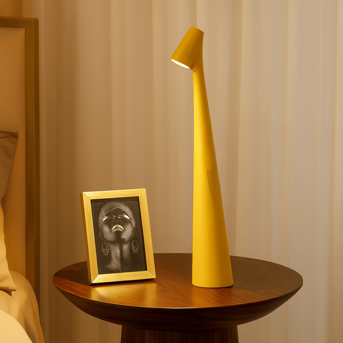 Genopladelig bordlampe i metal — stilfuldt ledningsfrit stemningslys