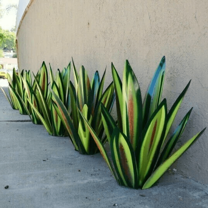 Turkis kobbermetal-agave som udendørs haveskulptur med lys