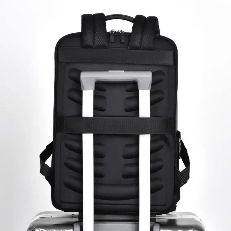 Bőr hátizsák 15.6 hüvelykes laptophoz — USB-port, fekete