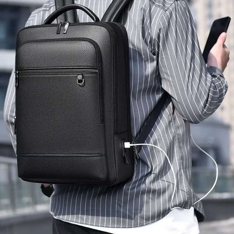 Bőr hátizsák 15.6 hüvelykes laptophoz — USB-port, fekete