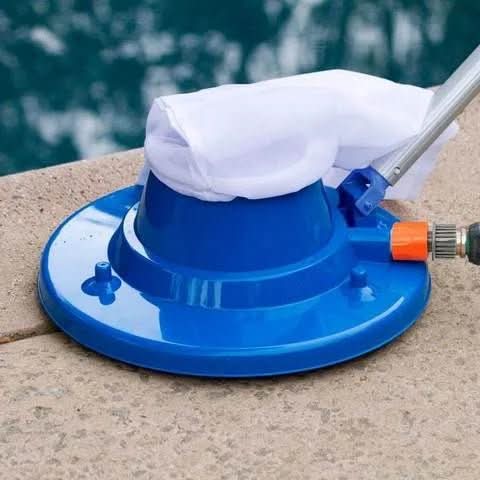 HydroPure 泳池清洁器 — 强力吸尘，清理树叶、沙子和污垢