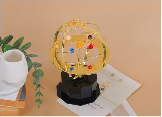 Orrery de latão Aurora — Modelo artesanal do sistema solar com cinco planetas