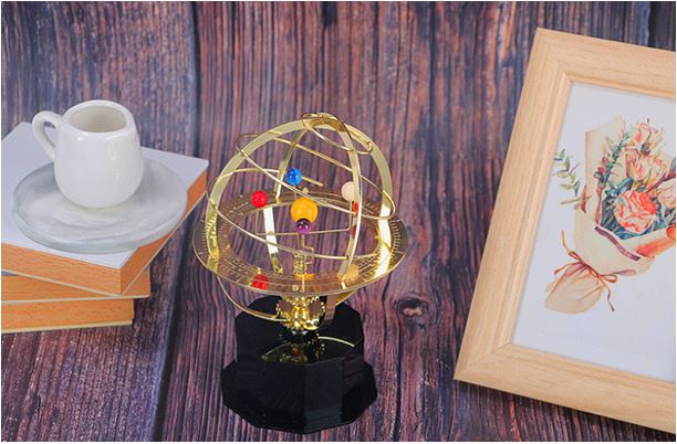 Orrery de latão Aurora — Modelo artesanal do sistema solar com cinco planetas