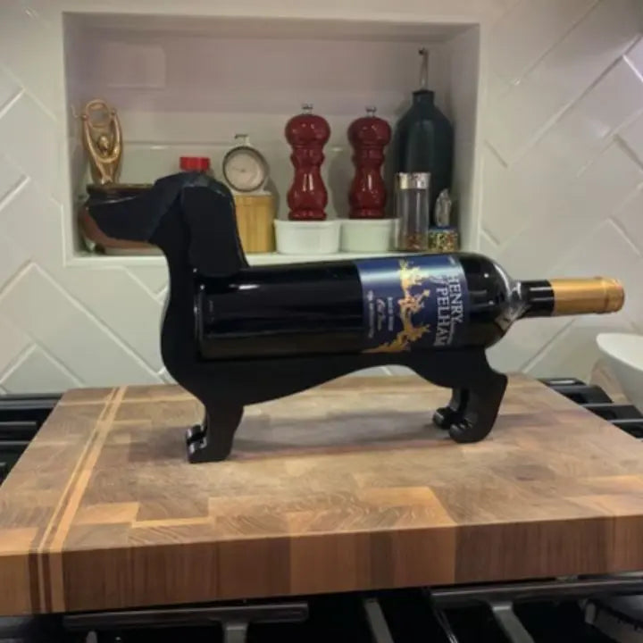 Weinflaschenhalter in Dackelform — Verspieltes Silhouettendesign