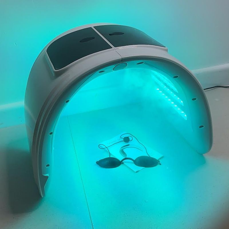 Dispositivo de terapia de luz LED LumaDerm — spray hidratante integrado