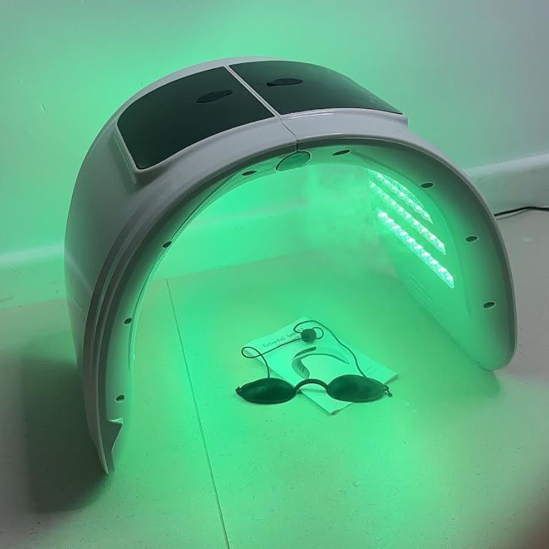Dispositivo de terapia de luz LED LumaDerm — spray hidratante integrado