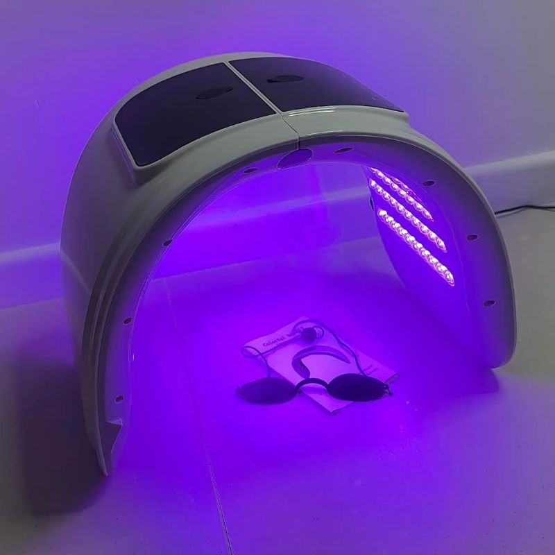 Dispositivo de terapia de luz LED LumaDerm — spray hidratante integrado
