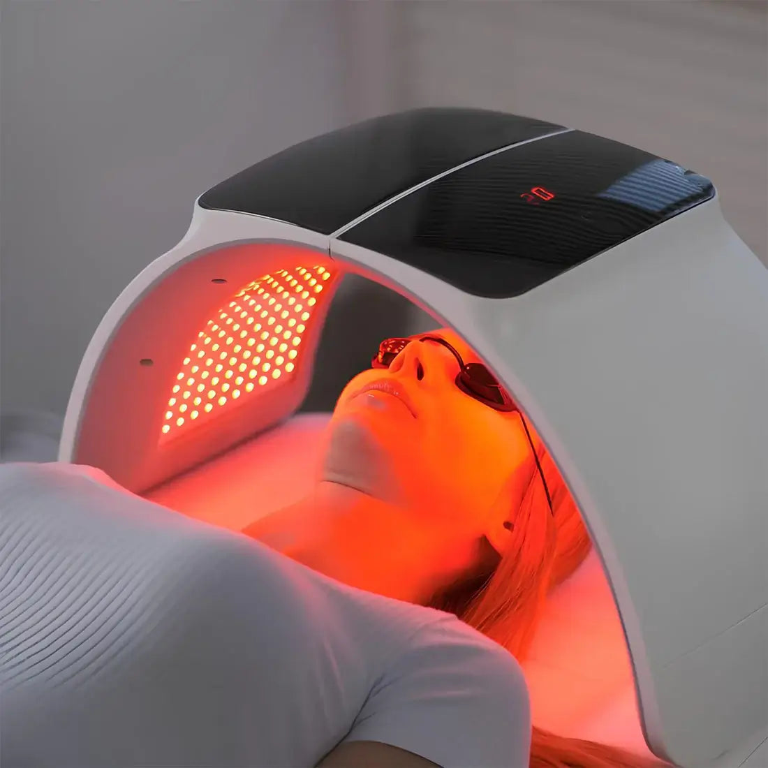 Dispositivo de terapia de luz LED LumaDerm — spray hidratante integrado