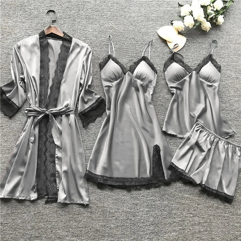 Lumina-silkenattøjssæt — kimono med blondekant, camisole og shorts