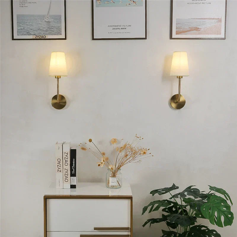 Aplică de perete contemporană — braț din alamă caldă, abajur din in, formă minimalistă