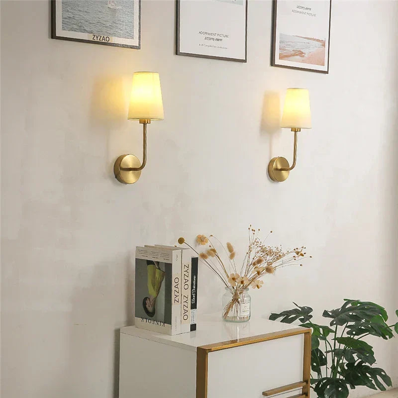 Aplică de perete contemporană — braț din alamă caldă, abajur din in, formă minimalistă