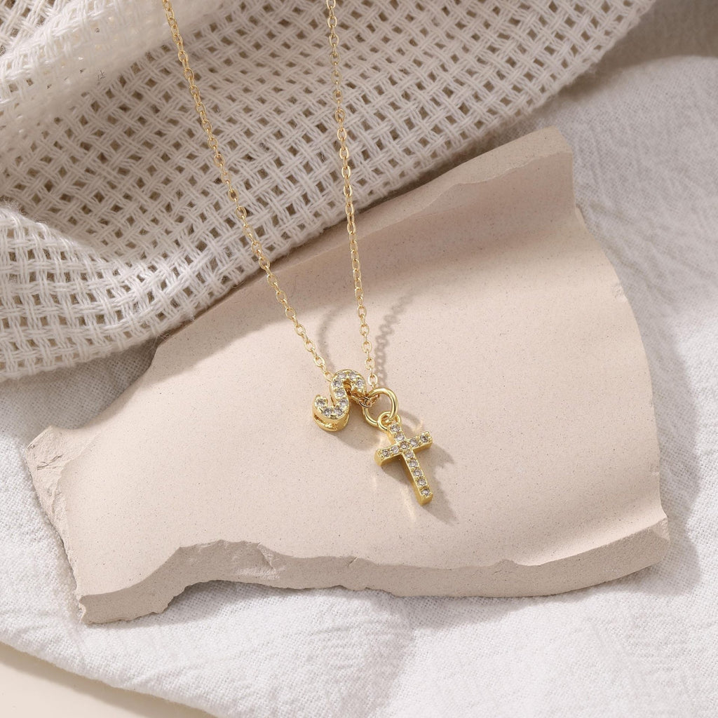 Zarte BowLift-Halskette mit Diamantbuchstaben und Kreuz — feine Kette mit zwei Anhängern