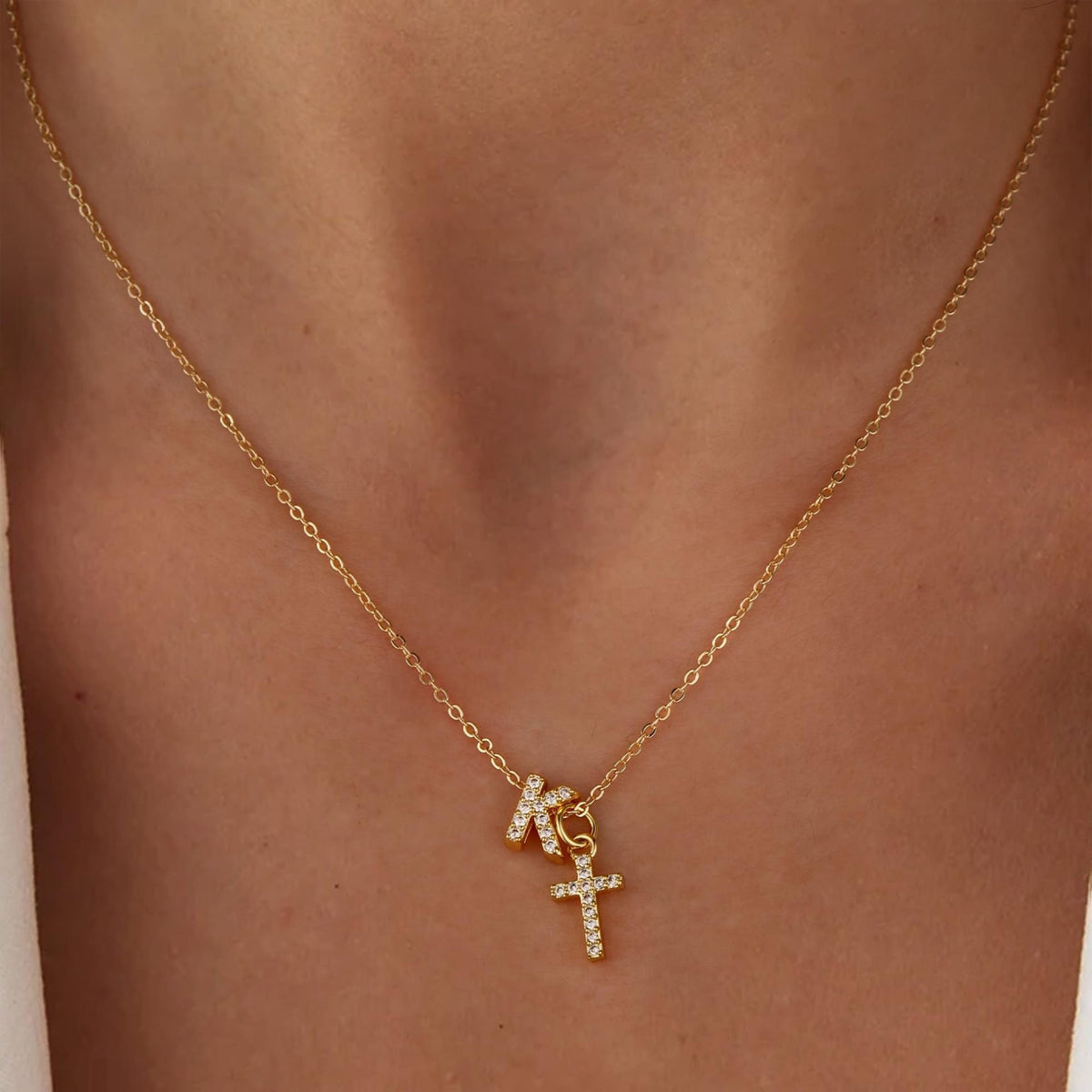 Zarte BowLift-Halskette mit Diamantbuchstaben und Kreuz — feine Kette mit zwei Anhängern