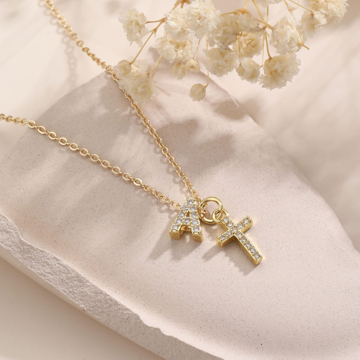 Zarte BowLift-Halskette mit Diamantbuchstaben und Kreuz — feine Kette mit zwei Anhängern