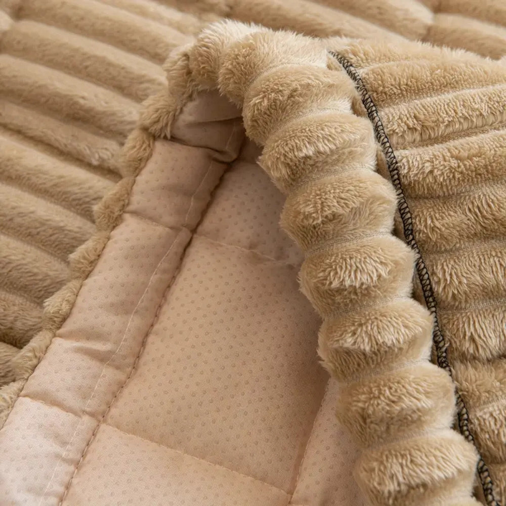 Mykt plissert flanellsofa­trekk — sklisikkert og maskinvaskbart