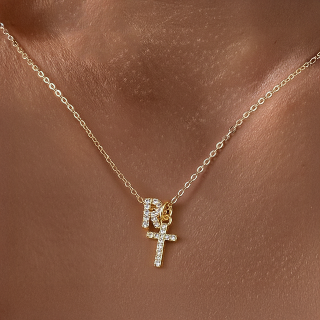 Zarte BowLift-Halskette mit Diamantbuchstaben und Kreuz — feine Kette mit zwei Anhängern