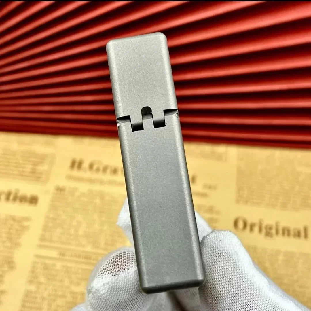 Isqueiro NovaForge em titânio com cabeça quadrada, acabamento fosco
