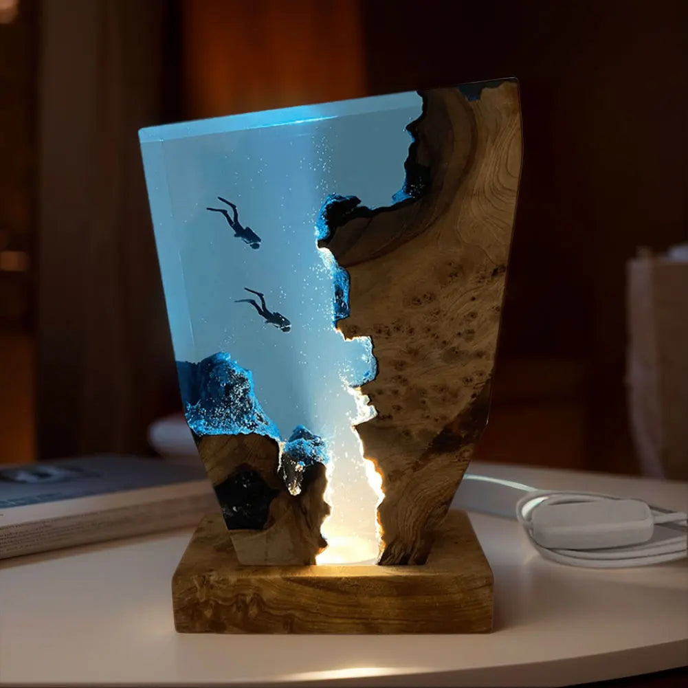 Lampada da tavolo con fondale marino in resina AquaVoyage — Due subacquei, grotta luminosa