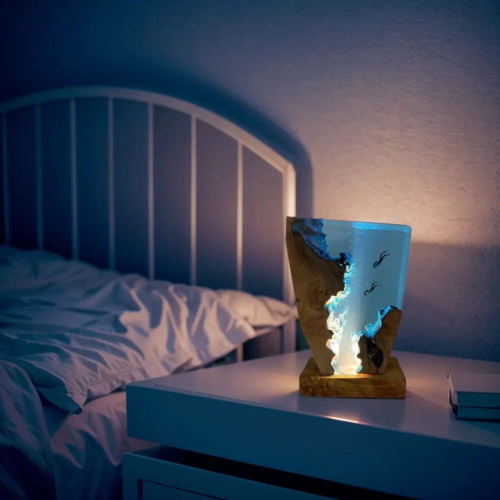 Lampada da tavolo con fondale marino in resina AquaVoyage — Due subacquei, grotta luminosa