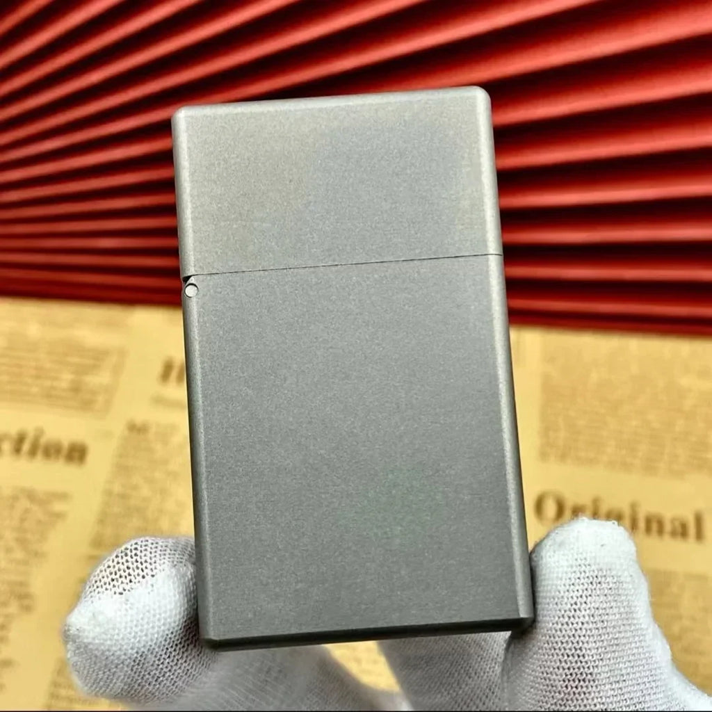 Isqueiro NovaForge em titânio com cabeça quadrada, acabamento fosco