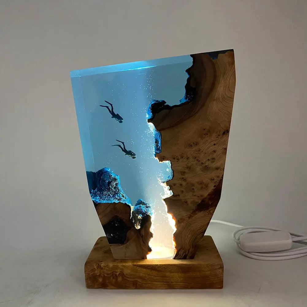 Lampada da tavolo con fondale marino in resina AquaVoyage — Due subacquei, grotta luminosa