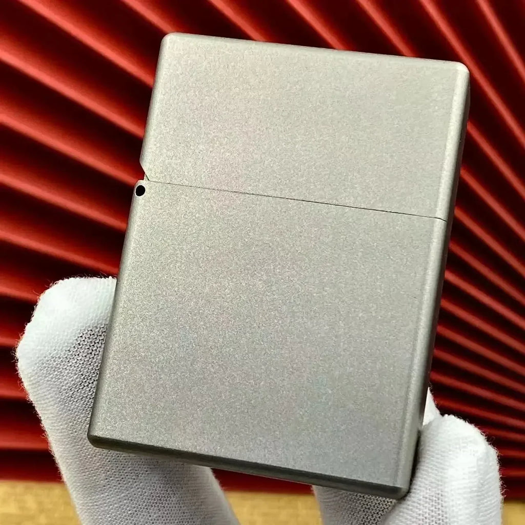 Isqueiro NovaForge em titânio com cabeça quadrada, acabamento fosco