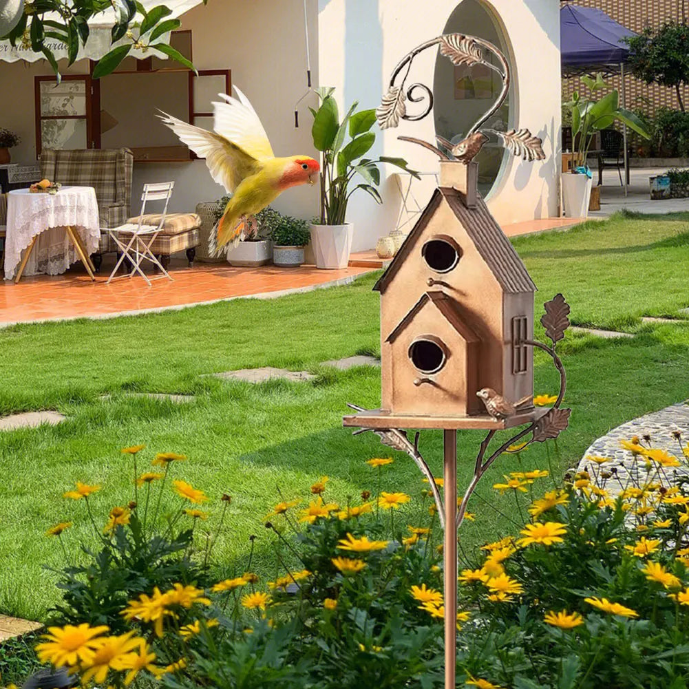 Metalen vogelhuisje van koper voor in de tuin — dubbele ingang, bladmotief