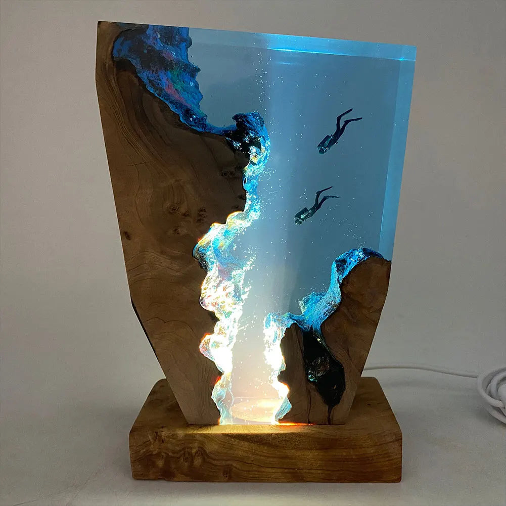 Lampada da tavolo con fondale marino in resina AquaVoyage — Due subacquei, grotta luminosa