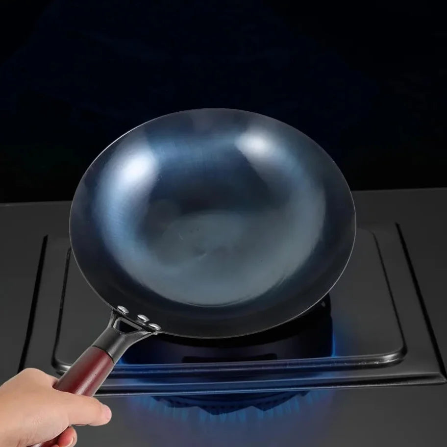 ForgeMaster 30 cm-es, kézzel kovácsolt öntöttvas wok, fa nyéllel