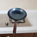 ForgeMaster 30 cm-es, kézzel kovácsolt öntöttvas wok, fa nyéllel