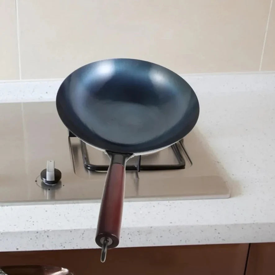ForgeMaster 30 cm-es, kézzel kovácsolt öntöttvas wok, fa nyéllel