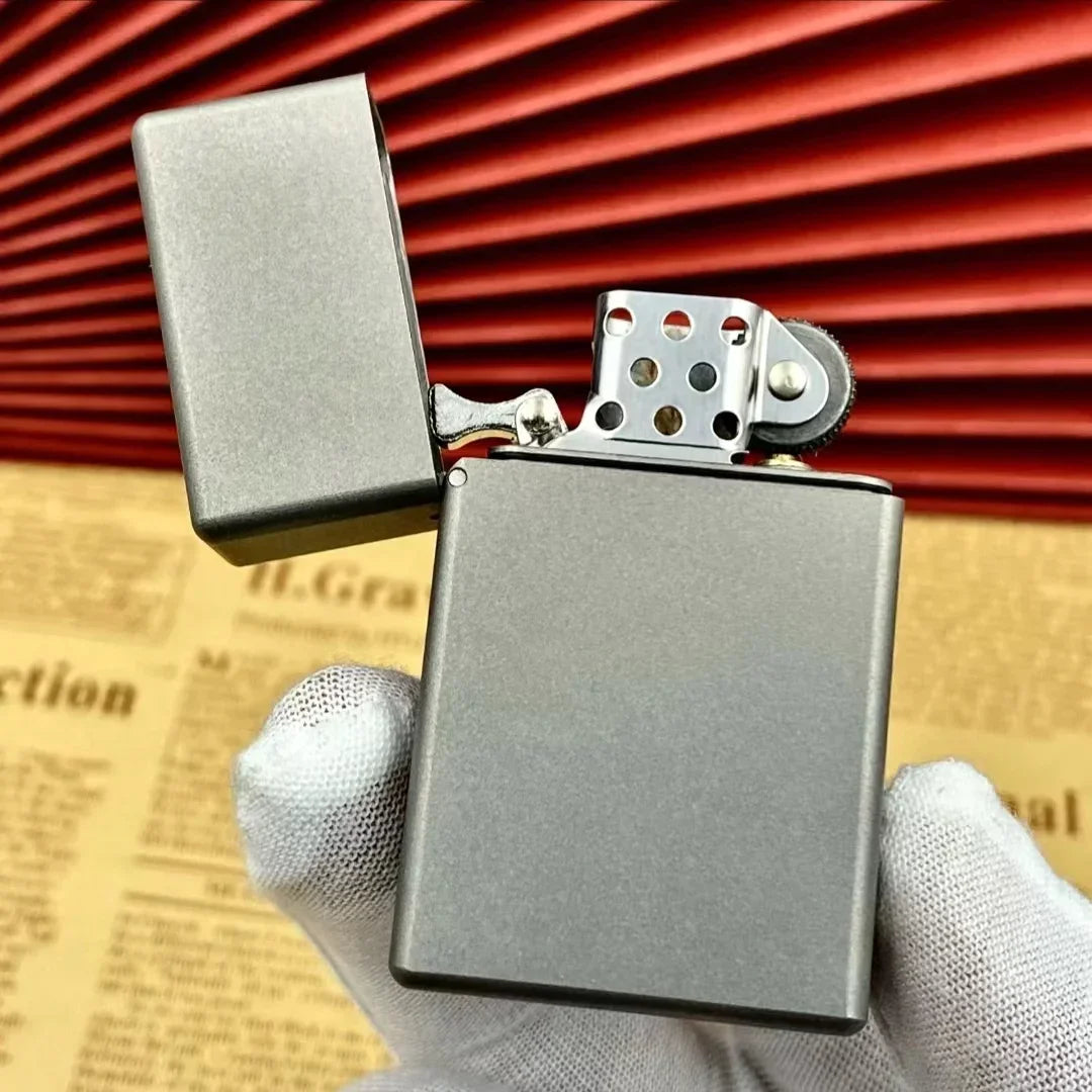 Isqueiro NovaForge em titânio com cabeça quadrada, acabamento fosco