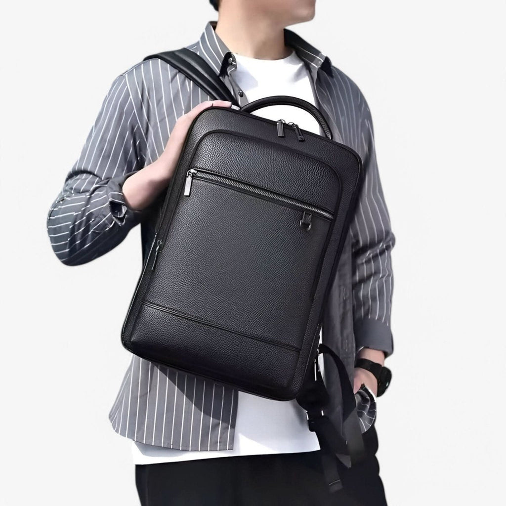 Bőr hátizsák 15.6 hüvelykes laptophoz — USB-port, fekete