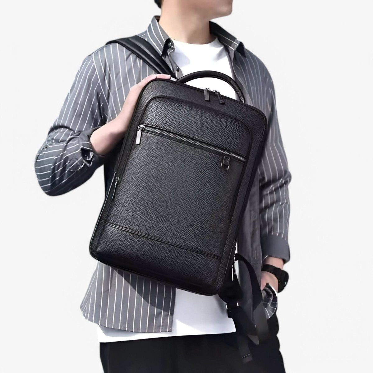 Bőr hátizsák 15.6 hüvelykes laptophoz — USB-port, fekete