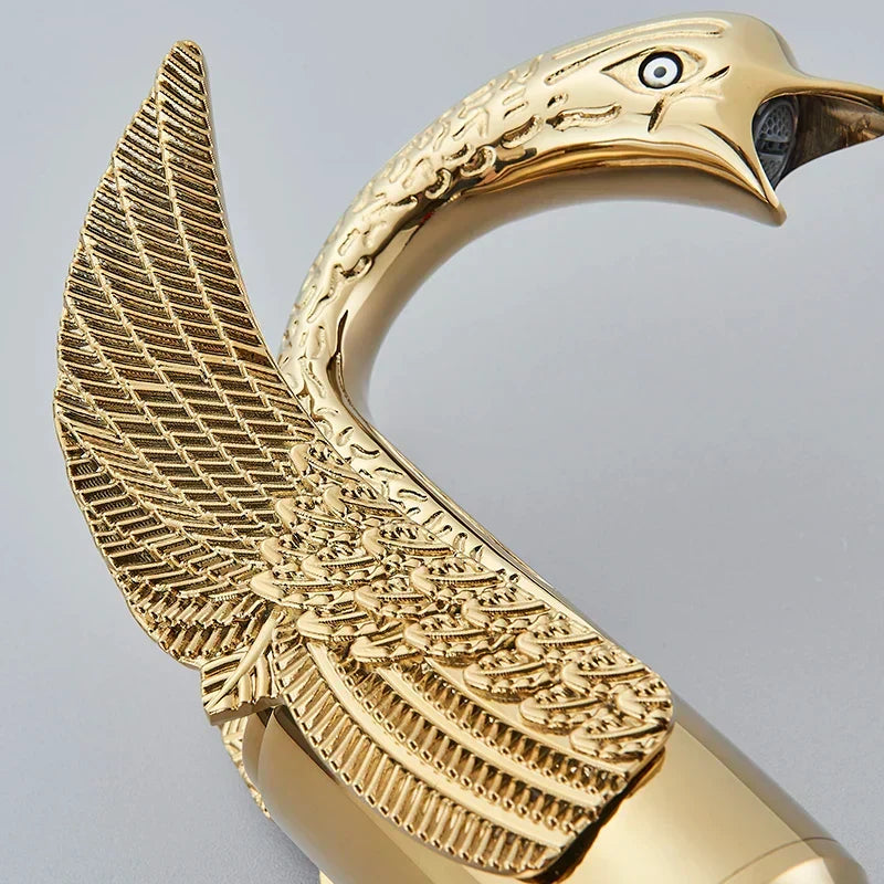 Miscelatore per lavabo Swan Gold con maniglia singola — Design con leva montato sul piano