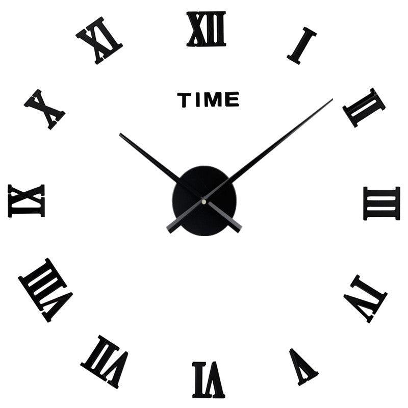 Übergroße Wanduhr mit silberner Spiegeloberfläche – römische Ziffern, geometrisches Design