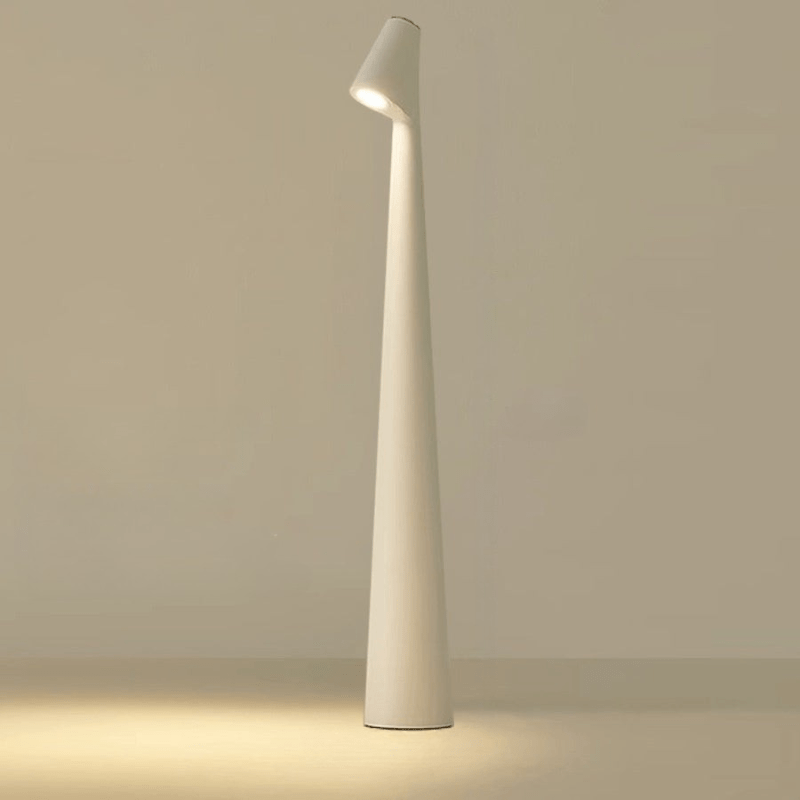 Genopladelig bordlampe i metal — stilfuldt ledningsfrit stemningslys