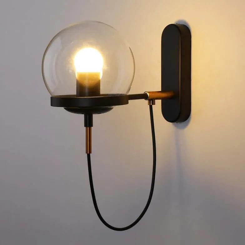 Wandlampen met koperen smeedwerk en glazen kap | livraina