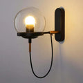 Wandlampen met koperen smeedwerk en glazen kap | livraina
