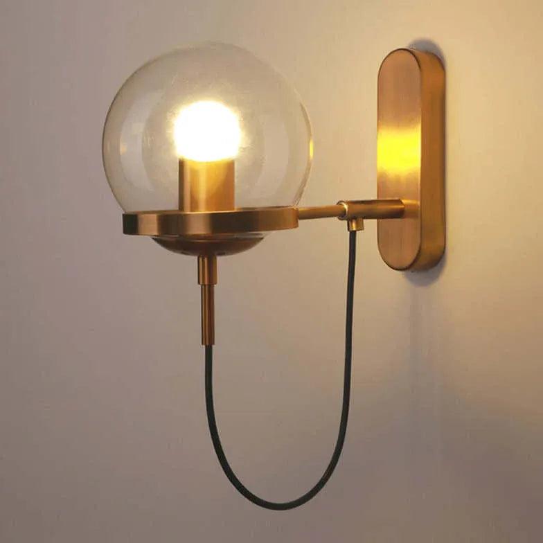 Wandlampen met koperen smeedwerk en glazen kap | livraina