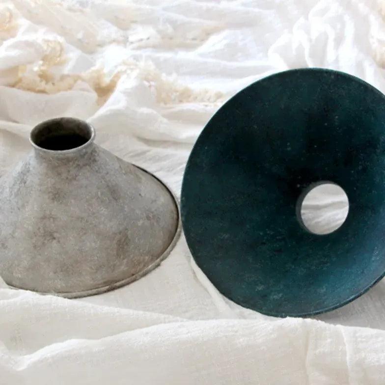 Konformad rostig vintagependellampa i industriell stil | livraina