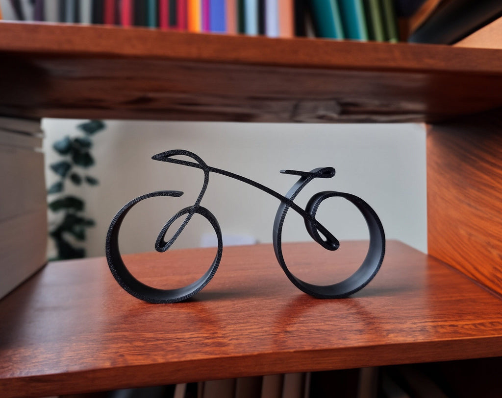 Scultura da scrivania a forma di bicicletta in fil di ferro — Silhouette compatta di bicicletta dalle linee precise