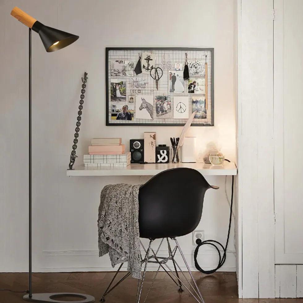 Zwarte industriële vloerlamp, verstelbaar en minimalistisch | livraina