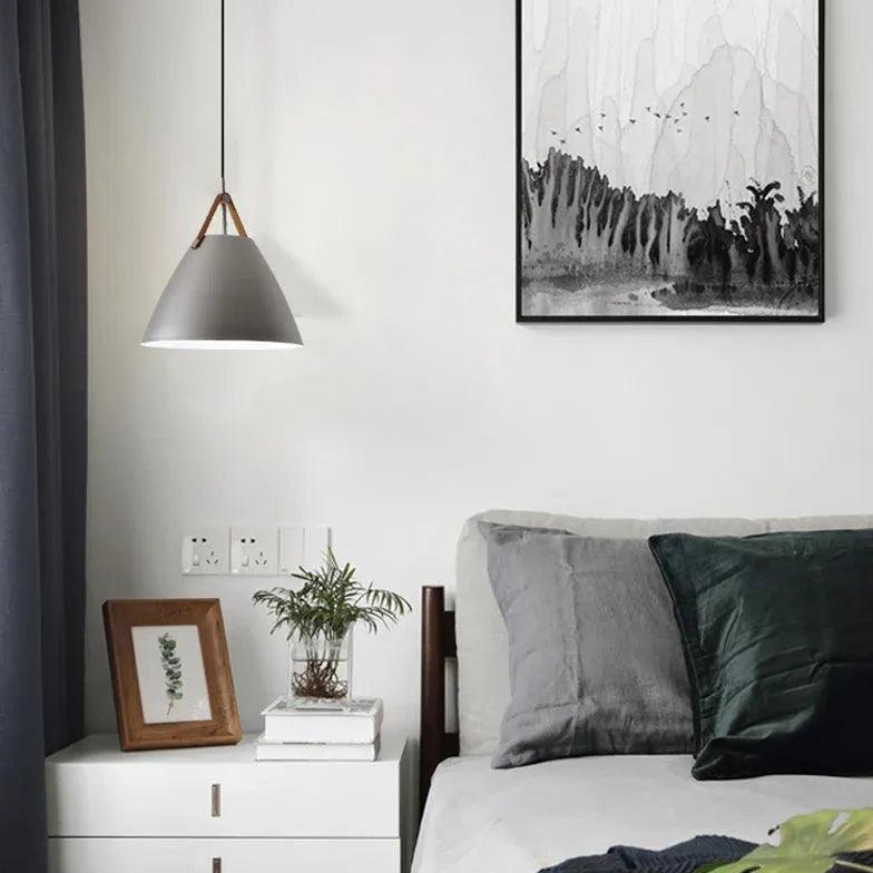 Hänglampa med aluminium och läderrem för matsal | livraina