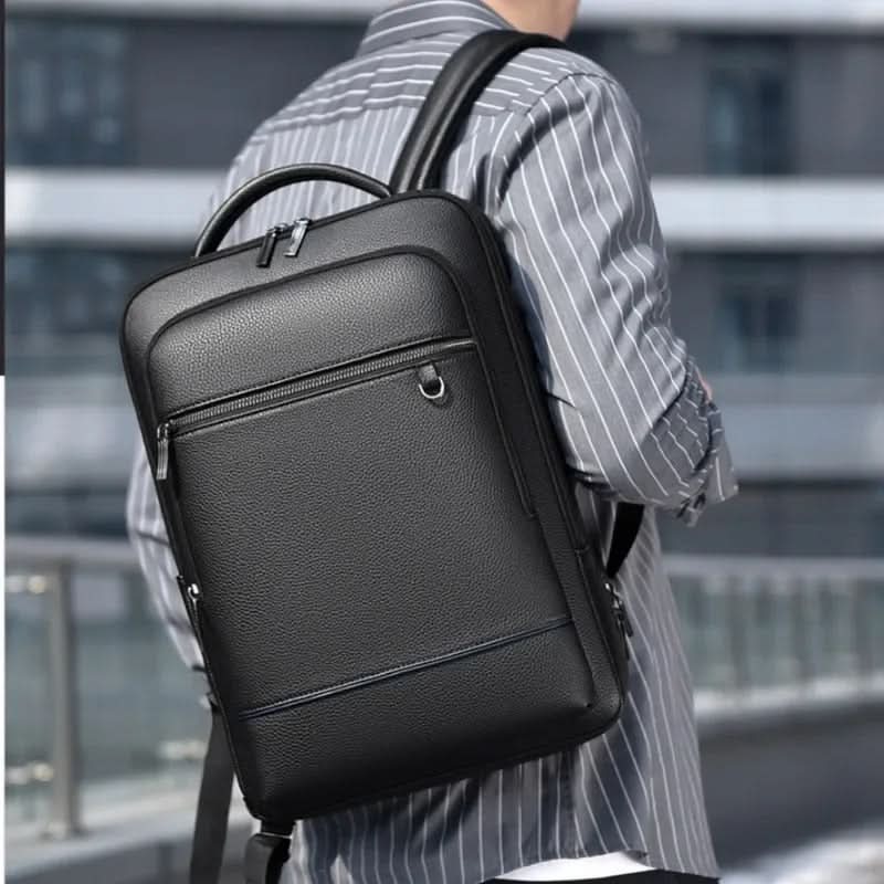 Bőr hátizsák 15.6 hüvelykes laptophoz — USB-port, fekete