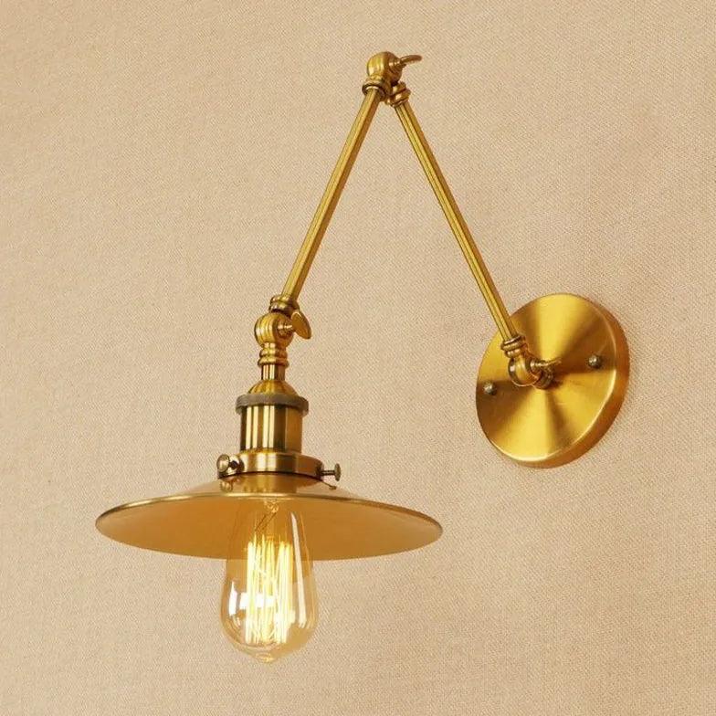 Vegglampe med industrielt design i antikkmessing til badet | livraina