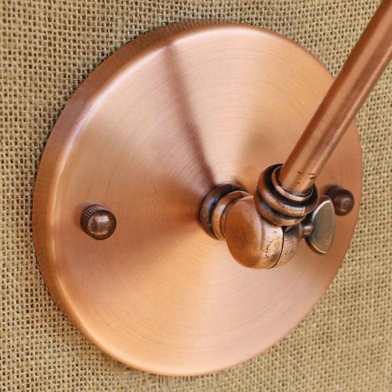 Vegglampe med industrielt design i antikkmessing til badet | livraina